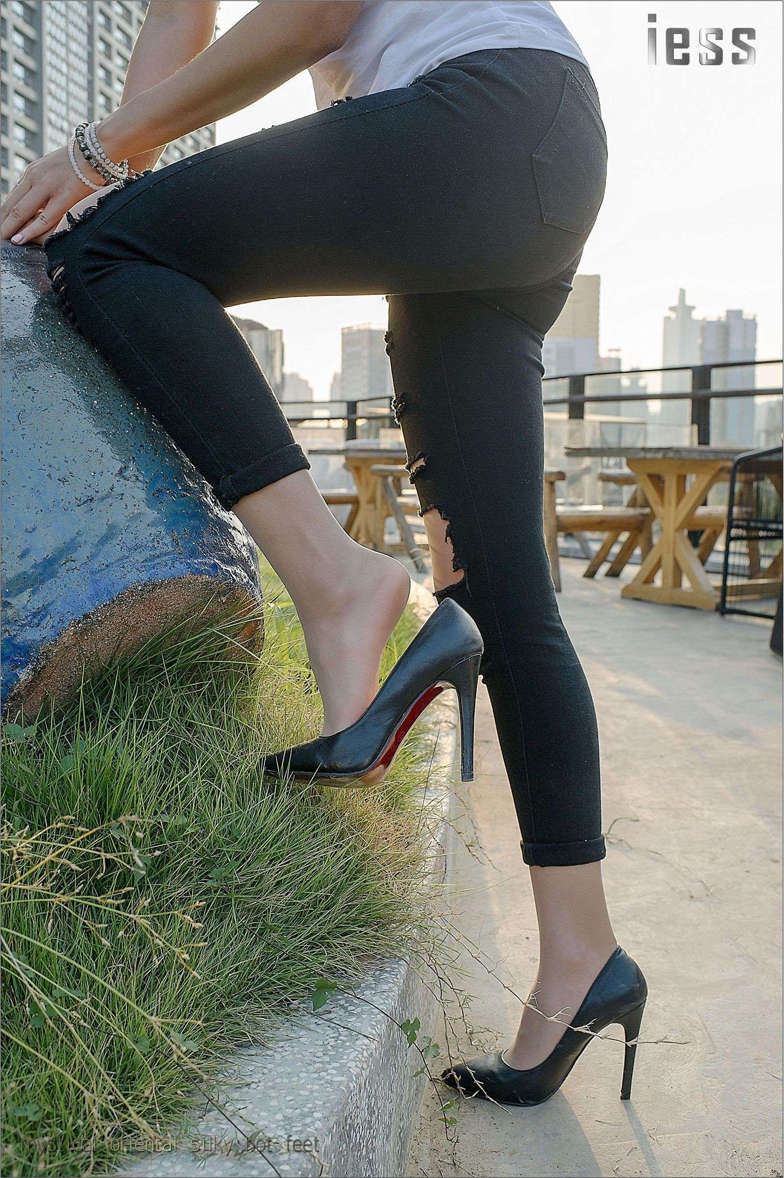 [IESS]异思趣向 女主播SASA 超薄肉丝